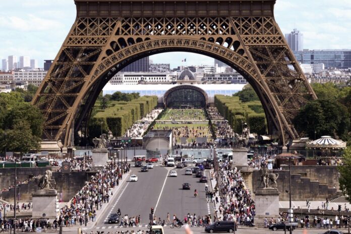 Paryžiaus centre esantis Eifelio bokštas / EPA nuotr.