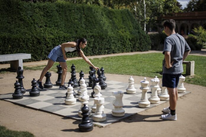 Žmonės žaidžia šachmatais parke Londone, Didžiojoje Britanijoje / Asociatyvi EPA nuotr.