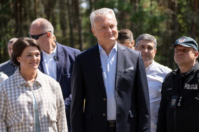 LR Prezidentas Gitanas Nausėda (centre) / BNS nuotr,