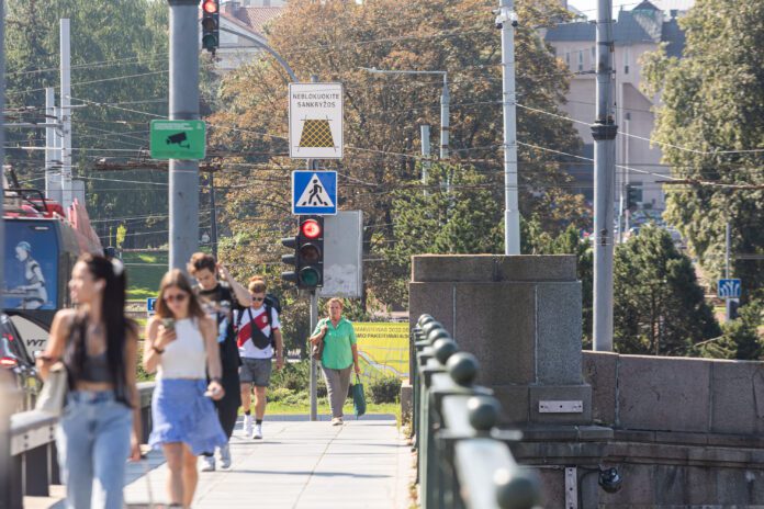 Nuo Žaliojo tilto Vilniuje pašalintos meninės instaliacijos pakeitusios sovietines skulptūras