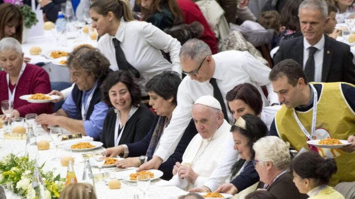 Popiežius Pranciškus (4-R sėdi) pietauja su vargšais Vatikano Nervi salėje, 2017 m. lapkričio 19 d.