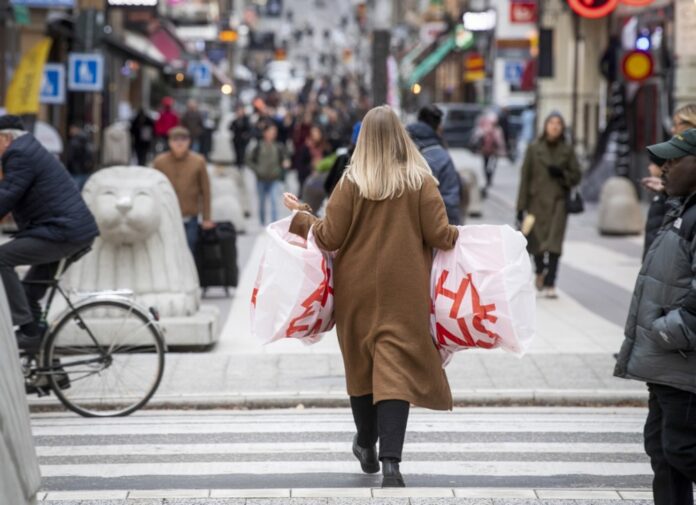 Moteris neša plastikinius maišus Stokholme, Švedijoje / EPA nuotr.