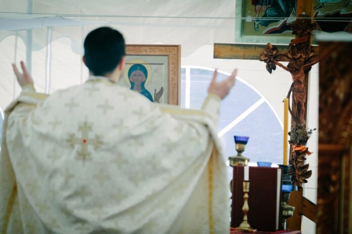 Ortodoksų kunigas meldžias / EPA nuotr.