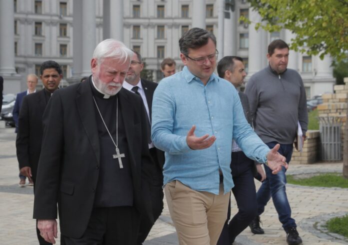 Ukrainos užsienio reikalų ministras Dmytro Kuleba (dešinėje) ir arkivyskupas Paulas Richardas Gallagheris (centre) / EPA nuotr.