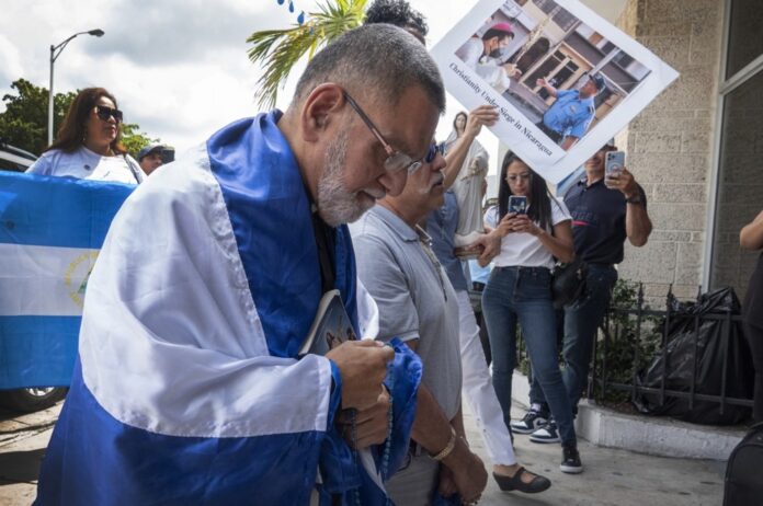 Malda už vyskupo Rolando Alvarezo išlaisvinimą po suėmimo Nikaragvoje / EPA nuotr.