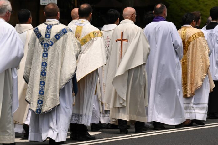 Vyskupai išeina iš bažnyčios po kardinolo George'o Pello laidojimo Mišių Šv. Marijos katedroje Sidnėjuje, Australijoje / EPA nuotr.