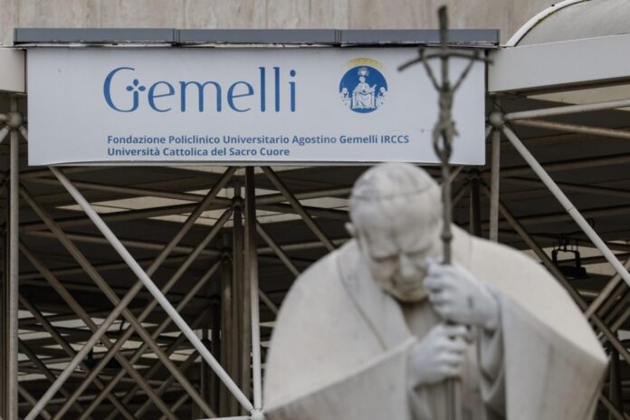 Šv. Jono Pauliaus II skulptūra priešais Gemelli ligoninę Romoje / EPA nuotr.