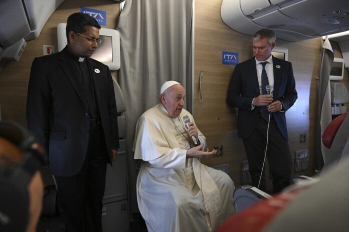 Popiežiaus spaudos konferencija lėktuve / EPA nuotr.