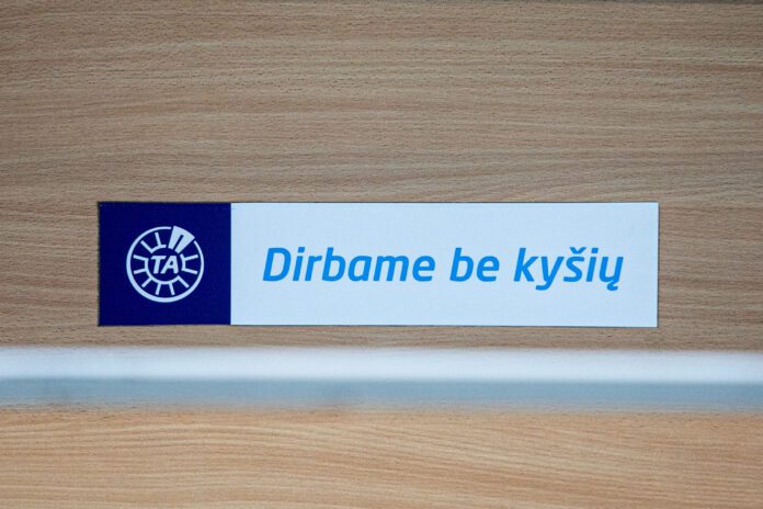 Užrašas „Dirbame be kyšių