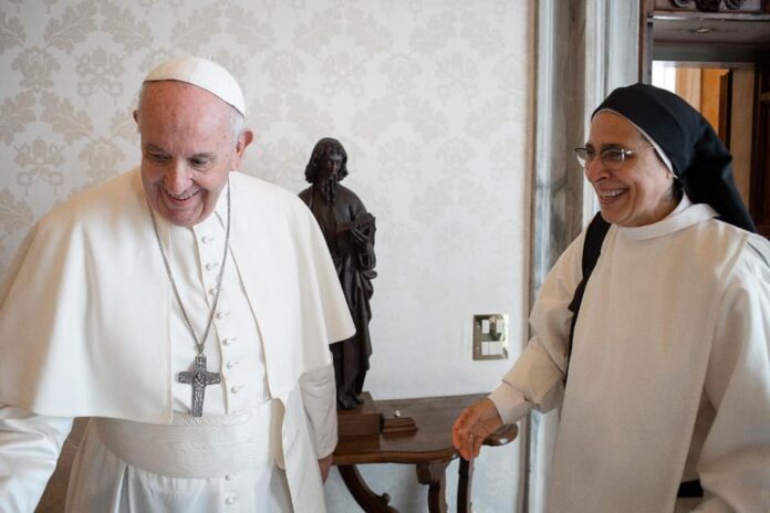 Argentinietė sesuo dominikonė Lucía Caram ir popiežius Pranciškus / EPA nuotr.