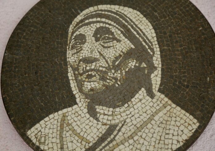 Tiranos (Albanija) rankdarbių studijoje eksponuojama Motinos Teresės mozaika iš juodų ir baltų akmenėlių / EPA nuotr.