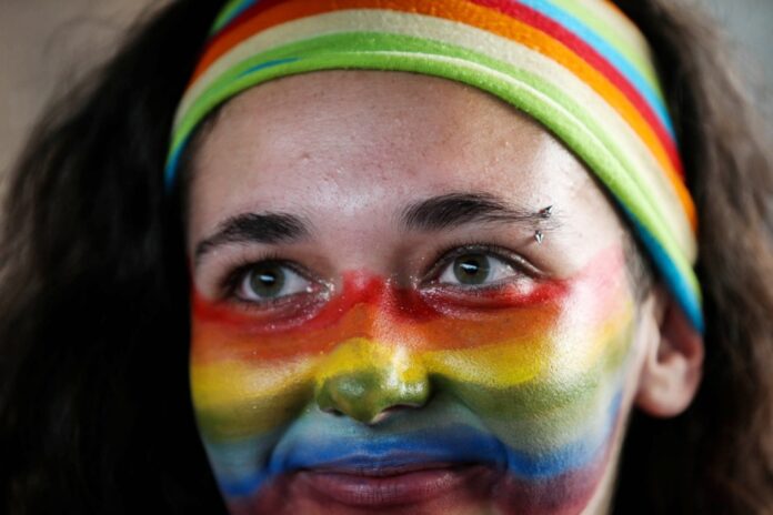 Protestuotoja prieš teisėjo sprendimą dėl homoseksualų konversijos terapijos Brazilijoje / EPA nuotr.