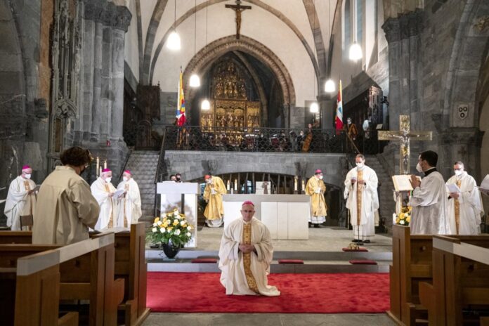 Šveicarijos Churo vyskupijos vyskupas Josephas Bonnemainas (centre) / EPA nuotr.