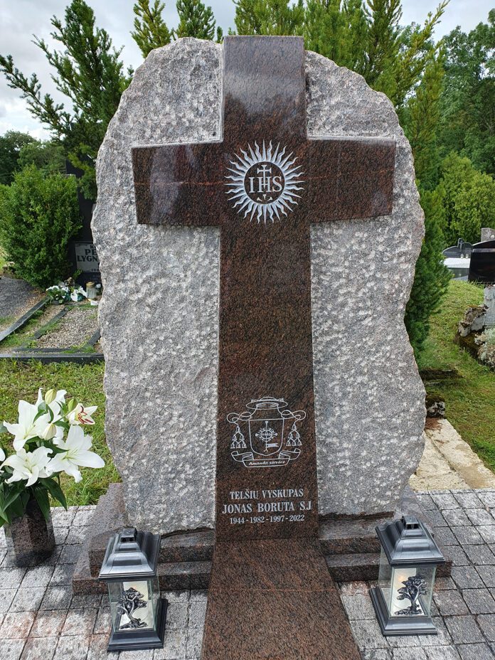 Telšių vyskupo pašventintas ant kapo pastatytas iš žemaitiško akmens nukaltas paminklas / Telšių vyskupijos nuotr.