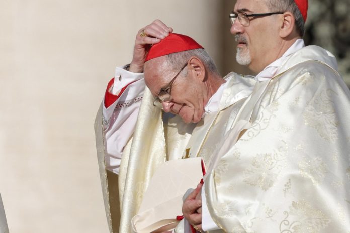 Kardinolas Stephenas Brislinas (kairėje) ir kardinolas Pierbattista Pizzaballa per popiežiaus Pranciškaus vadovaujamas Šventąsias Mišias su naujaisiais kardinolais ir Vyskupų sinodo atidarymą Šventojo Petro aikštėje.