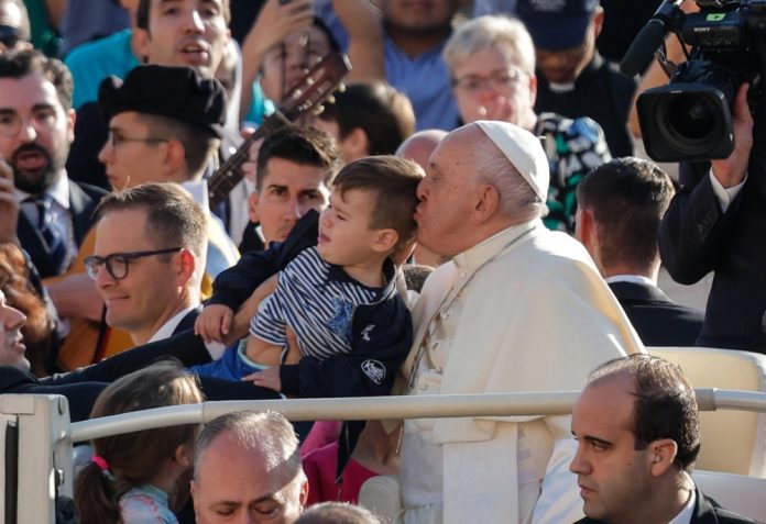 Popiežiaus Pranciškaus bučinys vaikui į galvą bendrosios audiencijos metu / EPA nuotr.