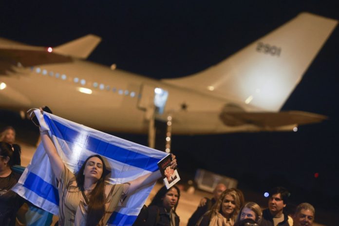 Moteris su Izraelio vėliava / EPA nuotr.