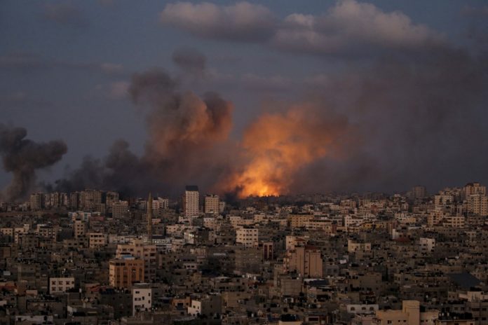 Dūmai Gazos mieste, Izraelyje / EPA nuotr.