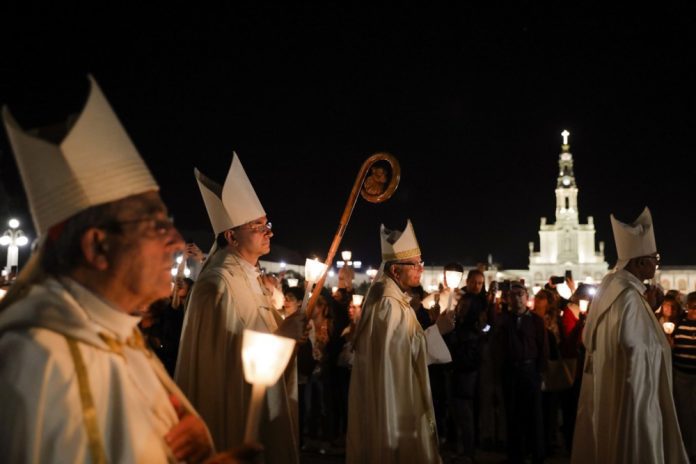 Kardinolas Americo Aguiaras (antras iš kairės) žvakių procesijoje Fatimos šventovėje, Portugalijoje, spalio 12 d. / EPA nuotr.
