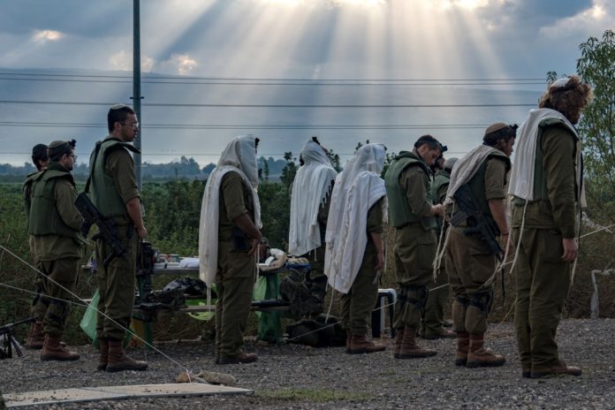 Izraelio kariai meldžiasi prie sienos su Libanu Aukštutinėje Galilėjoje, Izraelio šiaurėje / EPA nuotr.
