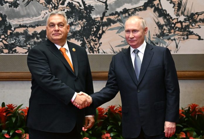 Vengrų premjero Viktoro Orbano ir Rusijos prezidento Vladimiro Putino susitikimo akimirka / EPA nuotr.