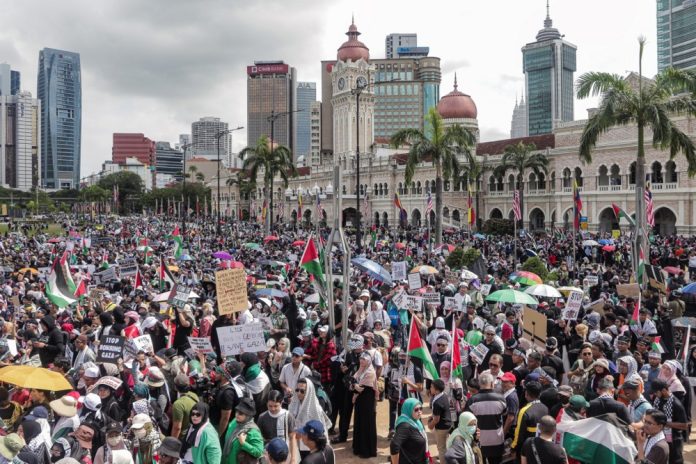 Demonstrantai su plakatais taikiame mitinge „Malaizijos laisvė už Palestiną