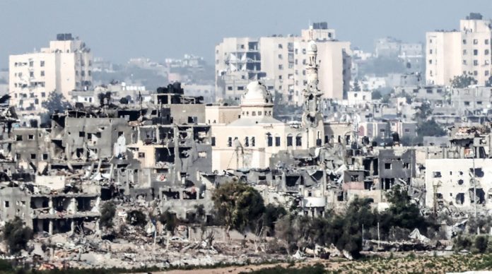 Sugriauti pastatai matomi iš Sderoto, esančio Gazos ruožo šiaurinėje dalyje / EPA nuotr.