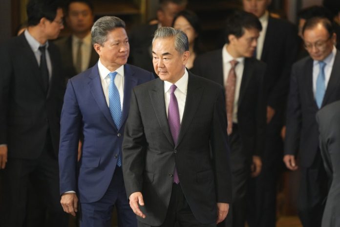 Kinijos užsienio reikalų ministras Wang Yi (centre) / EPA nuotr.