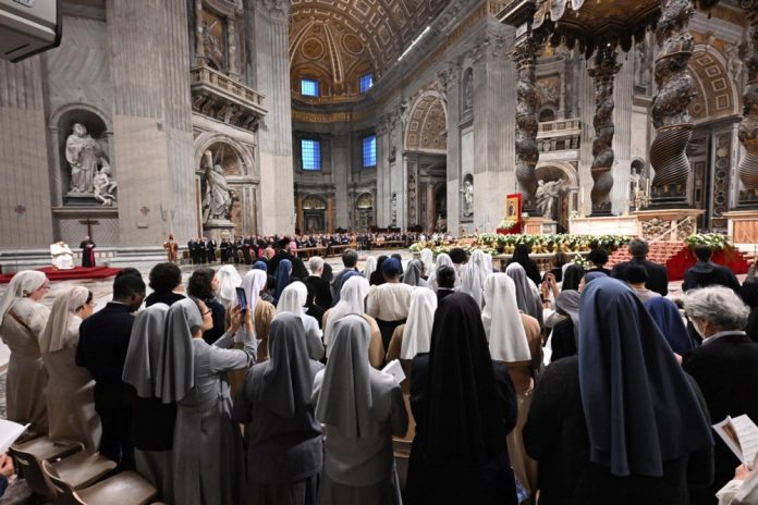 Malda už taiką Šv. Petro bazilikoje Vatikane spalio 27 d. / EPA nuotr.