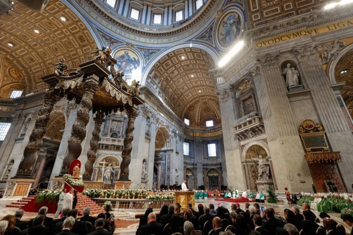 Vyskupų sinodo eilinės generalinės asamblėjos uždarymo Mišios su popiežiumi Pranciškumi Šv. Petro bazilikoje Vatikane, spalio 29 d. / EPA nuort.