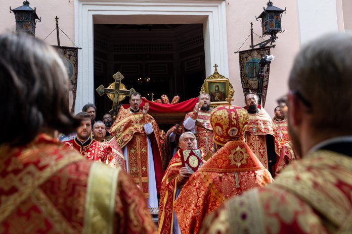 Religinė stačiatikių procesija aplink Šv. Dvasios vienuolyną Vilniuje / BNS nuotr.