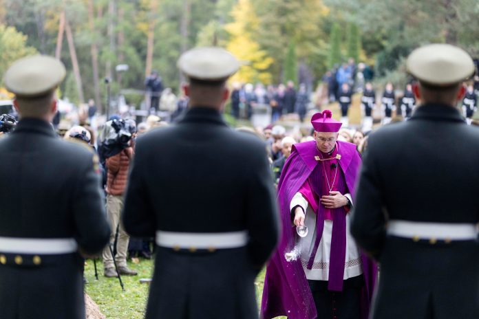 Pulkininko J. Vitkaus-Kazimieraičio laidotuvių ceremonija / BNS nuotr.