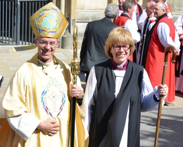 Kenterberio arkivyskupas Justinas Welby ir Londono vyskupė Sarah Mullally / Soc. tinklų / Kenterberio katedros nuotr.