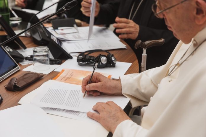 Popiežius pasirašo laišką / synod.va nuotr.