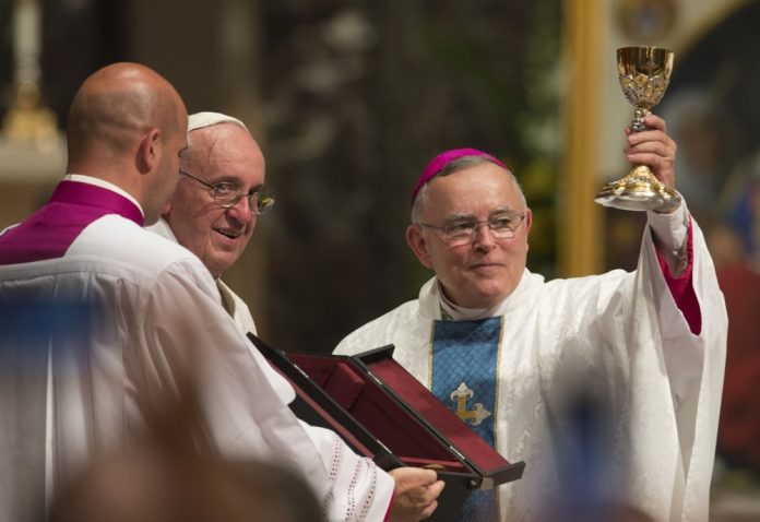 Popiežius pranciškus (centre) ir Filadelfijos (JAV) arkivyskupas emeritas Charlesas Chaputas (dešinėje) / EPA nuotr.