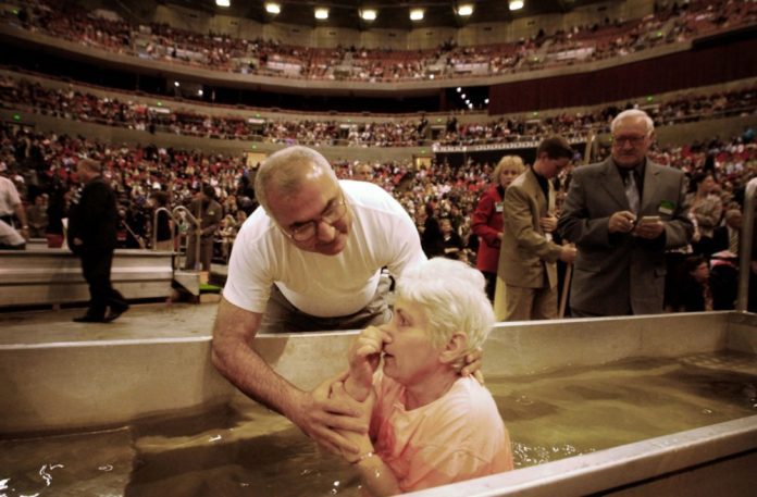 Masinis Jechovos liudytojų krikštas Australijoje / EPA nuotr.