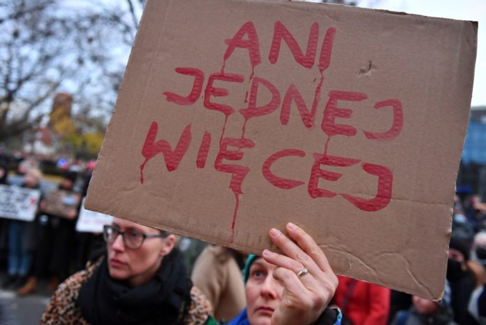 Po 30-metės nėščios moters iš Pščinos (Lenkija) mirties nuo sepsinio šoko visoje šalyje vykę protestai prieš naująjį abortų įstatymą, draudžiantį nutraukti nėštumą vaisiaus apsigimimų atvejais / EPA nuotr.