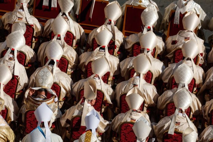 Kunigai ir vyskupai popiežiaus Pranciškaus vadovaujamose Mišiose su naujaisiais kardinolais per Vyskupų sinodo XVI eilinės generalinės asamblėjos atidarymą Šv. Petro aikštėje, Vatikane, spalio 4 d. / EPA nuotr.