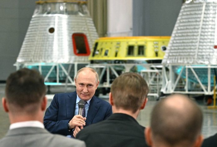 Rusijos prezidentas Vladimiras Putinas su jaunaisiais mokslininkais raketų ir kosmoso korporacijoje „Energija