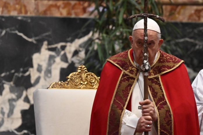 Popiežius Pranciškus laiko kryžių / EPA nuotr.