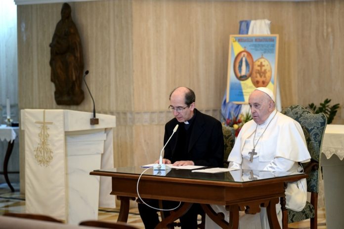 Popiežiaus Pranciškaus malda iš jo rezidencijos „Santa Marta“ koplyčios / EPA nuotr.