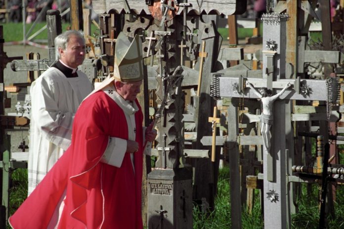 Jonas Paulius II rugsėjo 7 d. (1993 m.) Kryžių kalne, Lietuvoje / EPA nuotr.