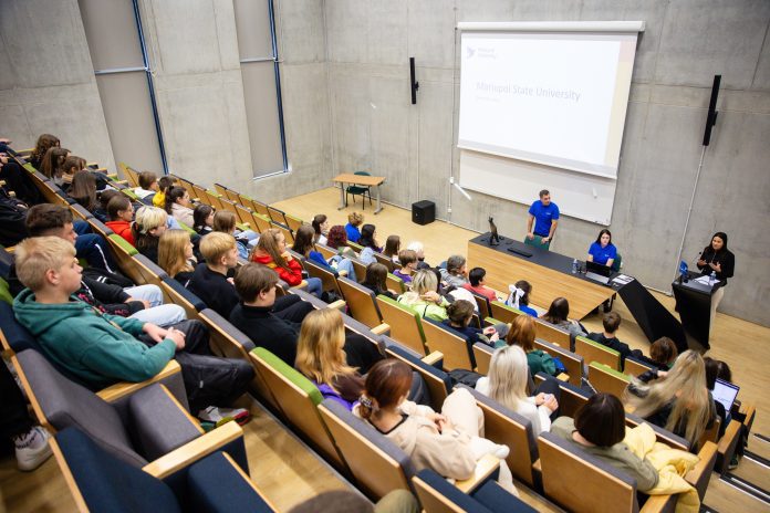 Studentų ir moksleivių diskusija su Mariupolio valstybinio universiteto rektoriumi Mykola Trofymenko