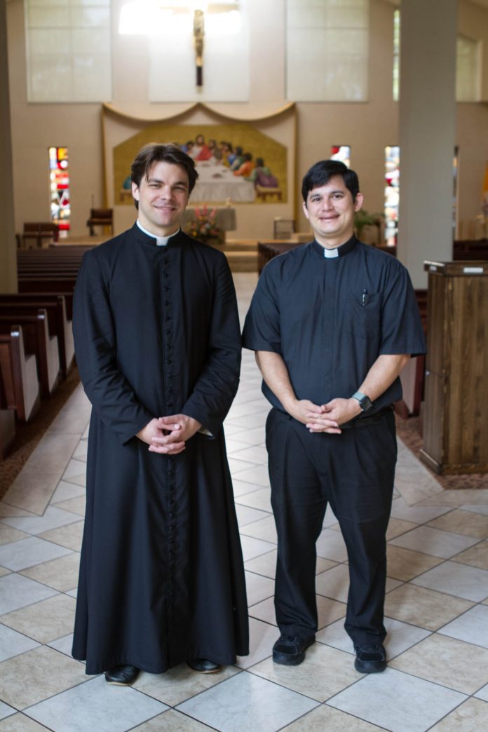 Buvęs kunigas Alex Crow (kairėje) / Corpus Christi katalikiškos mokyklos nuotr.
