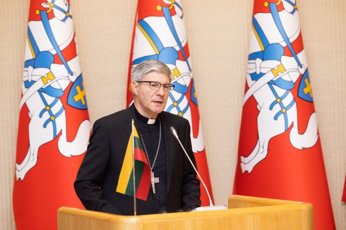Arkivyskupas Lionginas Virbalas Seimo sesijoje / Užsienio lietuvių sielovados nuotr.