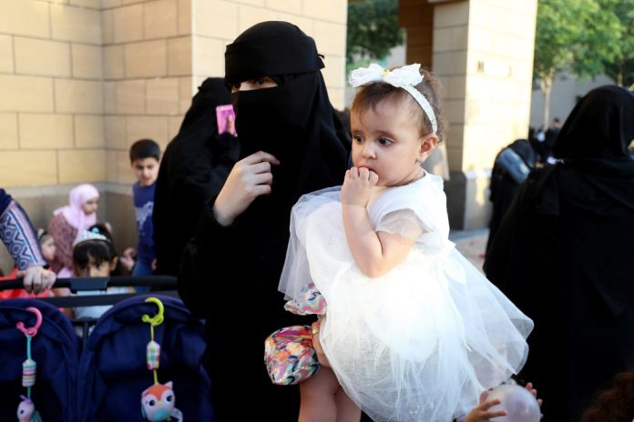 Saudo Arabijos moteris su vaiku / EPA nuotr.
