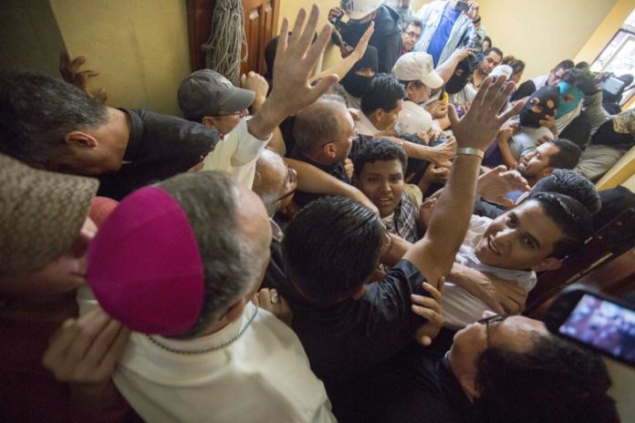 Dieną prieš tai grupė jaunų žmonių surengė mitingą prie Nikaragvos konsulato Majamyje, ragindami išlaisvinti nuo vasario mėnesio Managvoje kalinamą Matagalpos vyskupą Rolando Álvarezą, apkaltintą 