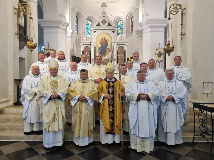 Telšių vyskupas Algirdas Jurevičius (centre) / Telšių vyskupijos nuotr.