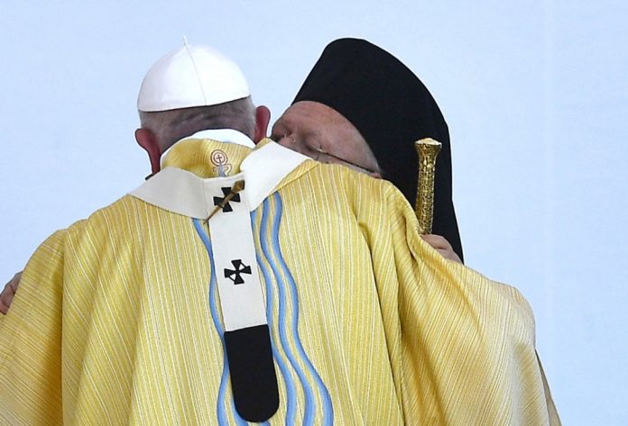 Popiežius Pranciškus ir Konstantinopolio patriarchas Baltramiejus apsikabina / EPA nuotr.