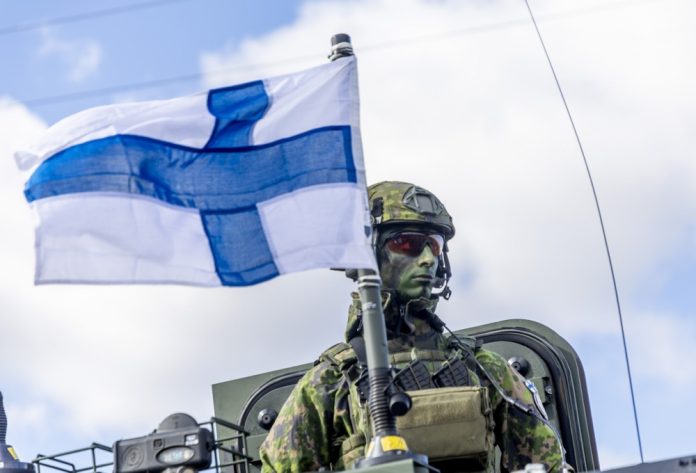 Suomijos karys su šalies vėliava / EPA nuotr.